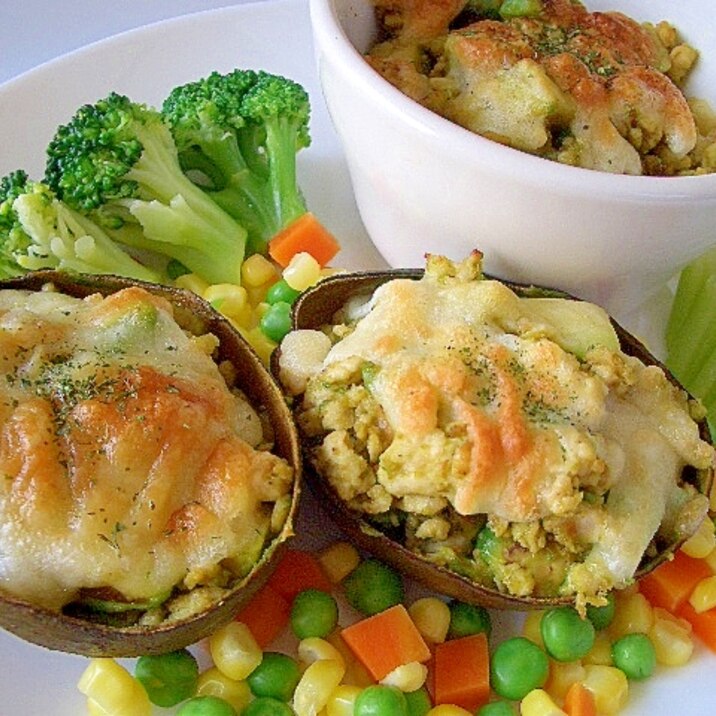 アボカドと鶏挽肉のチーズ焼き